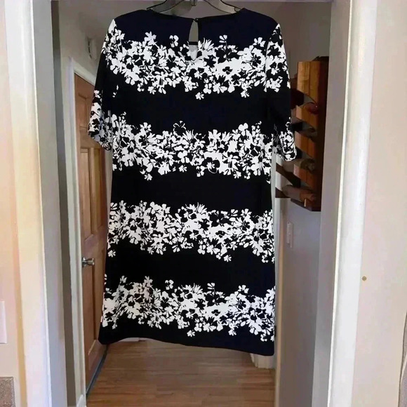 BANANA REPUBLIC Black White Floral Pattern Shift Dress Short Sleeve Size 4 - Picture 2 of 6